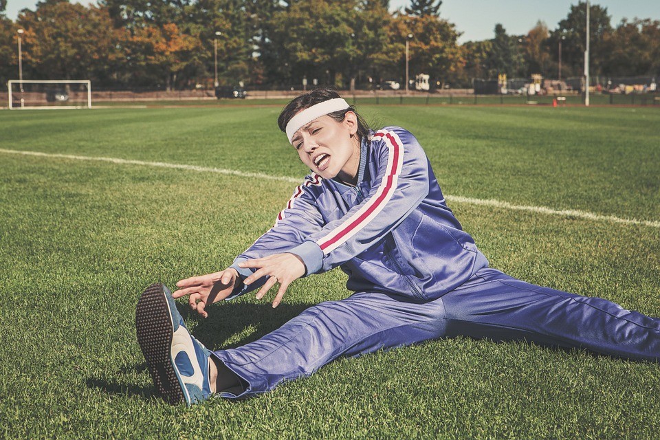 Runner che esegue stretching